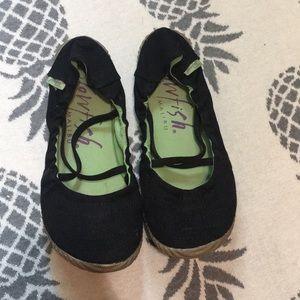 Adorable blowfish strappy black flats